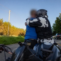 Moški v stiski je hodil sredi prometne ceste. Nato je motorist storil nekaj, kar vrača vero v ljudi.
