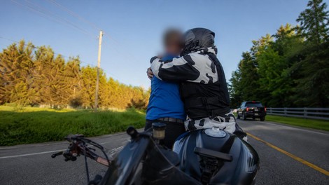 Moški v stiski je hodil sredi prometne ceste. Nato je motorist storil nekaj, kar vrača vero v ljudi.