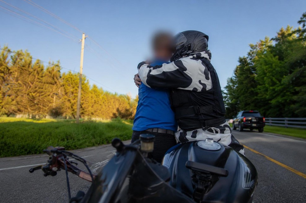 Moški v stiski je hodil sredi prometne ceste. Nato je motorist storil nekaj, kar vrača vero v ljudi. (foto: ai)
