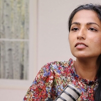 Sanskriti Kumar: "Ko je moja mama umirala, je moje telo to začutilo." (PODKAST: V sozvočju 1. del)