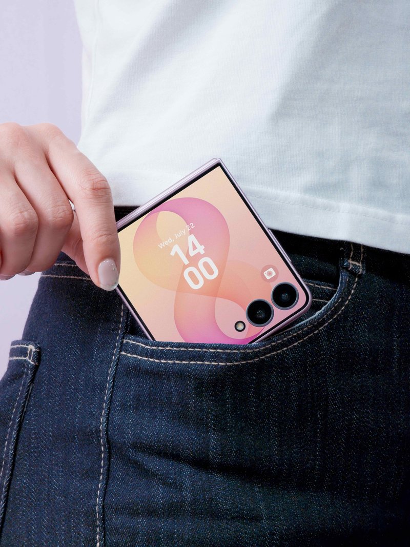 Samozavest se začne pri malenkostih: zakaj vse več žensk izbira prepogljivi telefon Galaxy Z Flip8