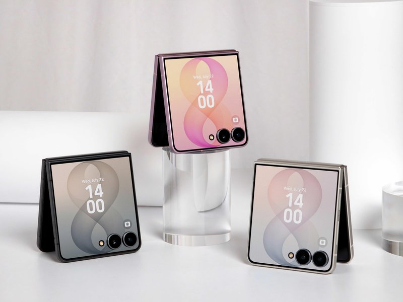 Samozavest se začne pri malenkostih: zakaj vse več žensk izbira prepogljivi telefon Galaxy Z Flip8