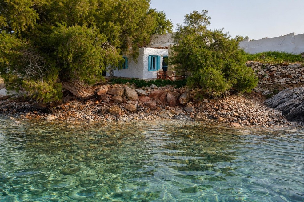 Kako je včasih živela grška družina v stari kamniti hiški ob morju? Sedem jih je živelo v dveh sobah – in bili so srečni (foto: ai)
