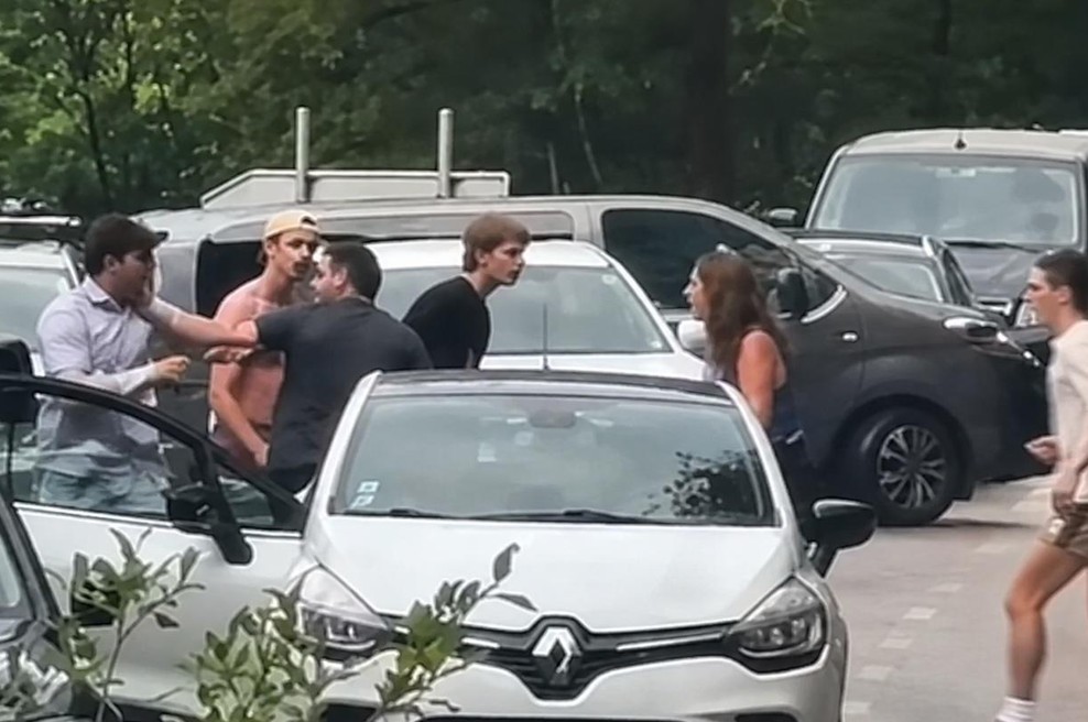 Video iz Lepene šokira: Pretep turistov odpira vprašanje, kam nas pelje takšen turizem (foto: posnetek zaslona FB + ai)