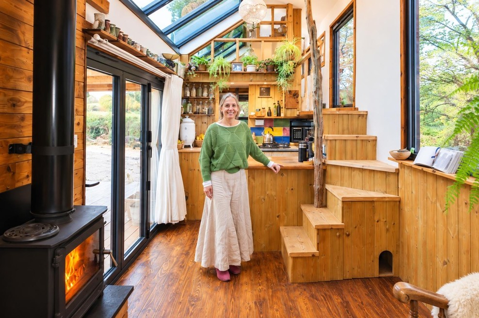 Po ločitvi je ostala sama. Nato si je sama zgradila čudovito majhno hiško in življenje začela znova (foto: Screenshot Youtube Living Big In A Tiny House + ai)