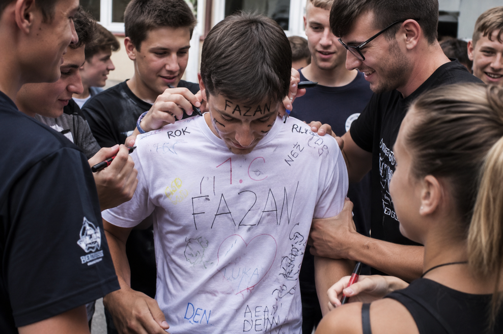 Fazaniranje: Ali poniževanje res povezuje? (foto: Ustvarjeno z UI)
