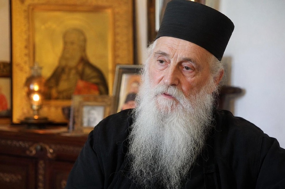 Menih opozarja: "Hitrost življenja, ki nam je vsiljena, človeka vodi na psihiatrijo." (foto: AI)
