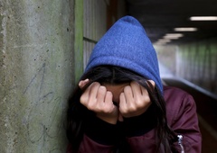 "En mi je držal glavo v školjki, drugi je spuščal vodo" (zgodba pacientke dr. Roberta Oravecza)