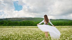 zenska na polju sreda 2035 horoskop sreca denar zivljenje skrbi prihodnost devet let 3 znamenja