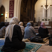 Muslimani, judje in kristjani molijo pod isto streho. Razlog, zakaj so pristali skupaj, je presenetljivo preprost