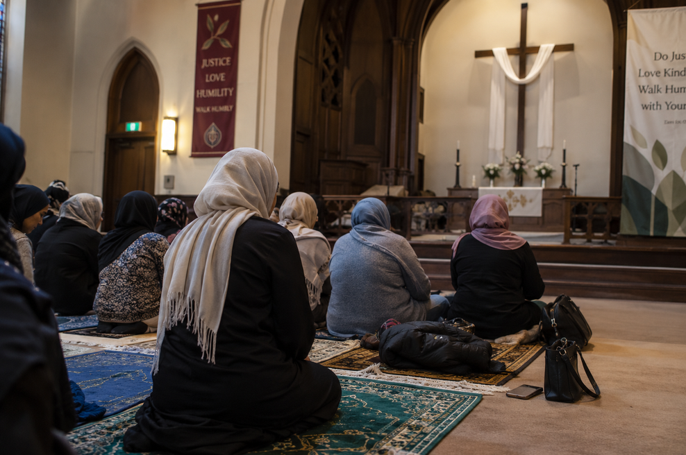 Muslimani, judje in kristjani molijo pod isto streho. Razlog, zakaj so pristali skupaj, je presenetljivo preprost (foto: Ustvarjeno z UI)