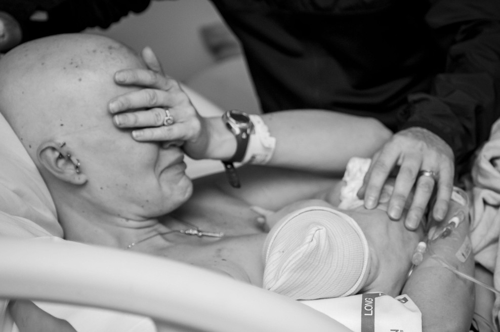 Med nosečnostjo so ji odstranili dojko. Ko se je rodil njen sin, je nastala fotografija, ki je ganila svet (foto: Katie Murray/U.S. Air Force, javna domena)