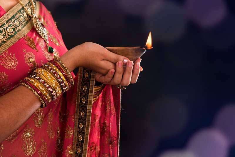 diwali ženska luč