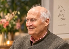 Bert Hellinger: “S pomočjo družinske postavitve dobimo sliko tega, kar se dogaja v družini”