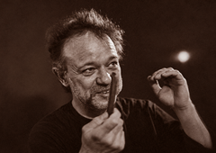Avtoimunske bolezni: Kaj se zgodi, ko stiska ostane v telesu? (intervju z dr. Romanom Paškulinom)