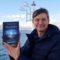 "Saj veste, da nas pokliče človek, na katerega smo ravno pomislili" (pogovor s profesorjem fizike)