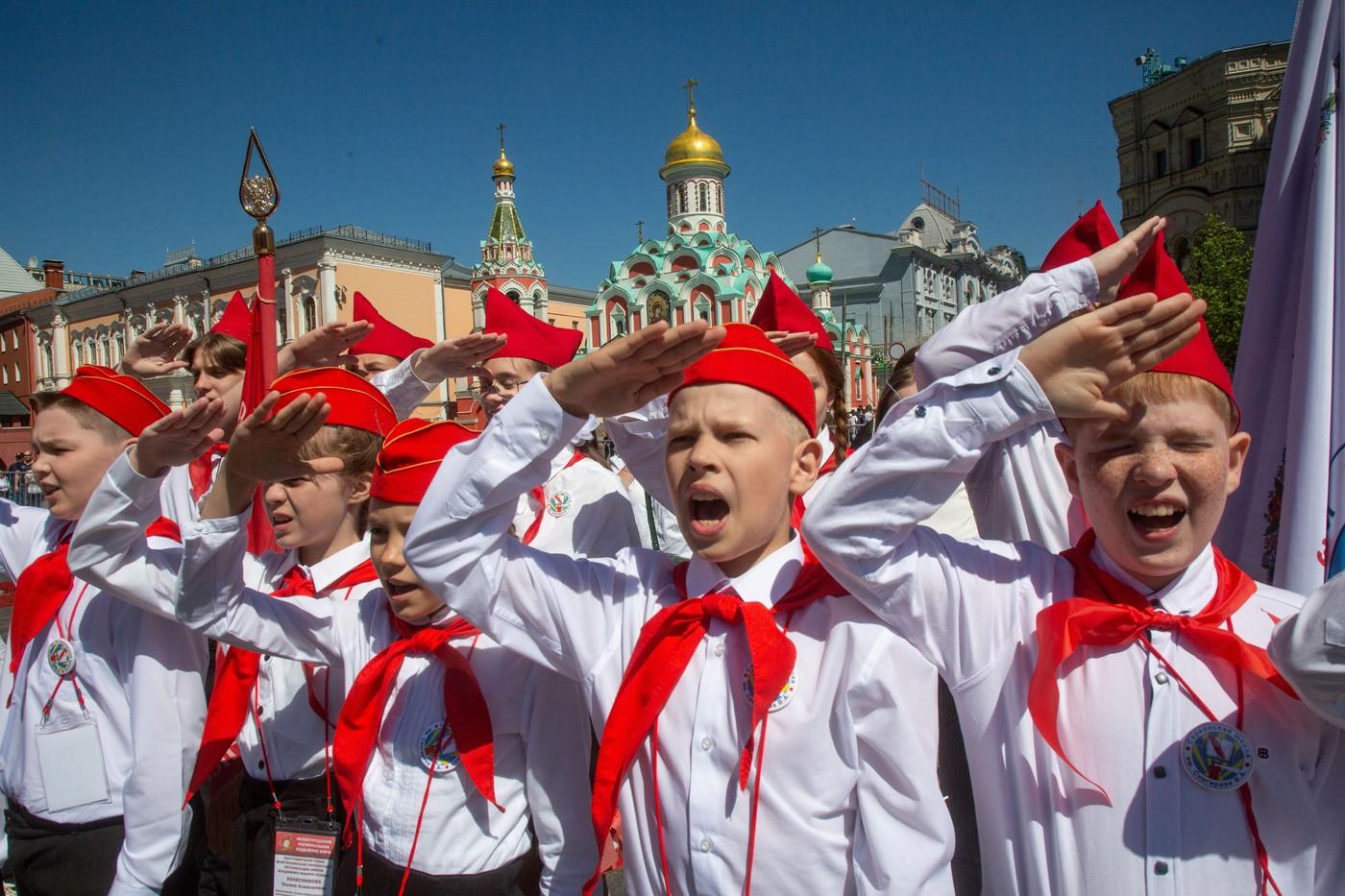 Novinar pod krinko se je infiltriral med 'Putinove pionirje' in odkril, kaj učijo ruske otroke